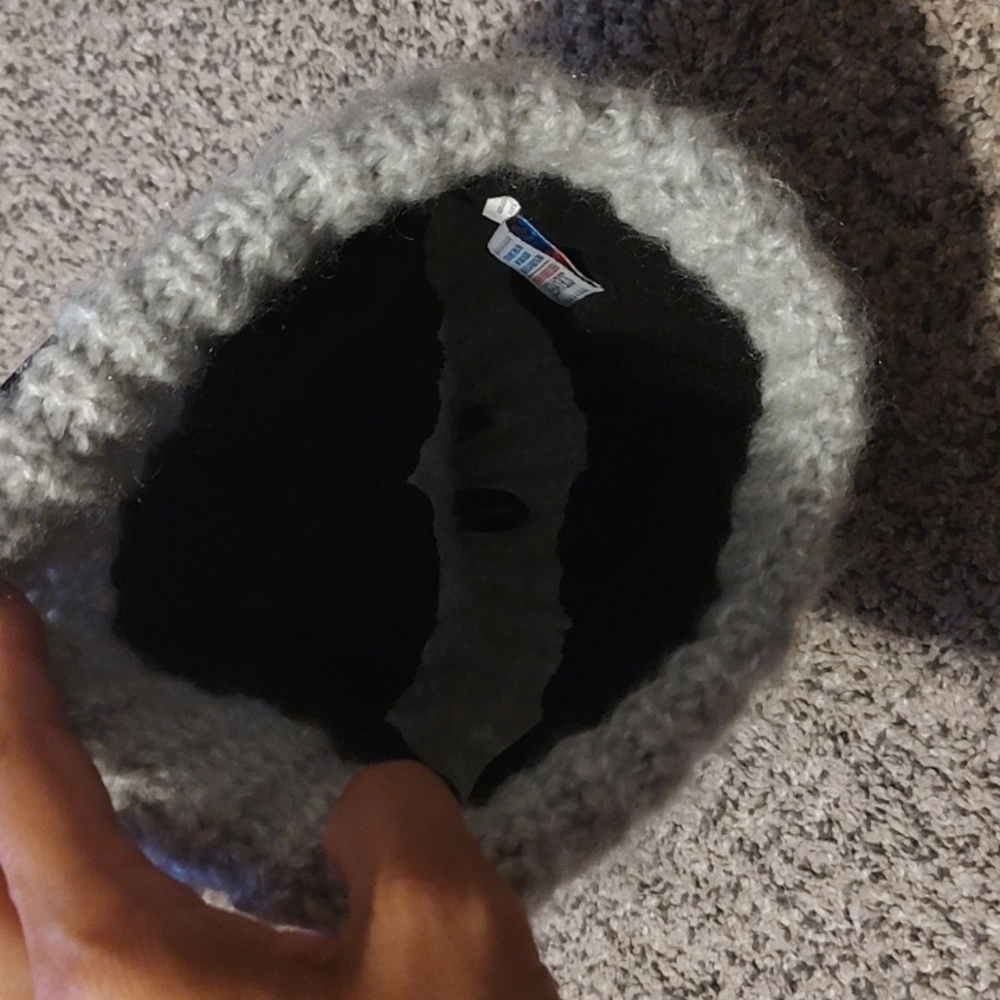 Cozy Gray Knit Pom-Pom Beanie - Picture 4 of 5